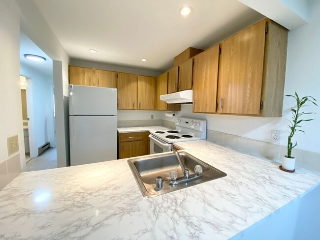 Building Photo - Top floor 1 bedroom condo available now!