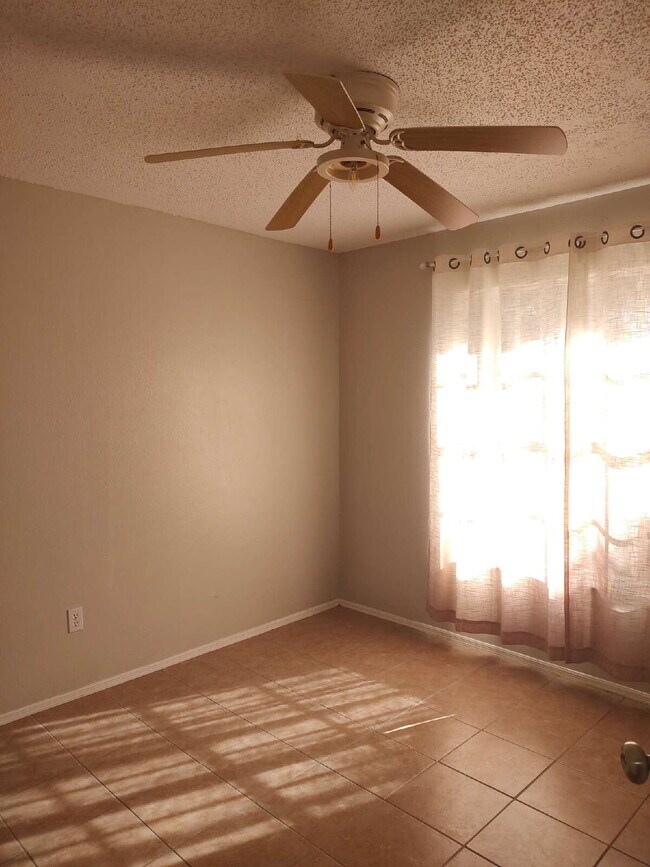 Building Photo - "Spacious 1732 Sq Ft 3-Bed, 2 Baths, in Tarpon Springs!"