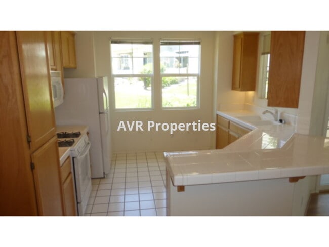 Building Photo - Fantastic Livermore end unit town-home loc...