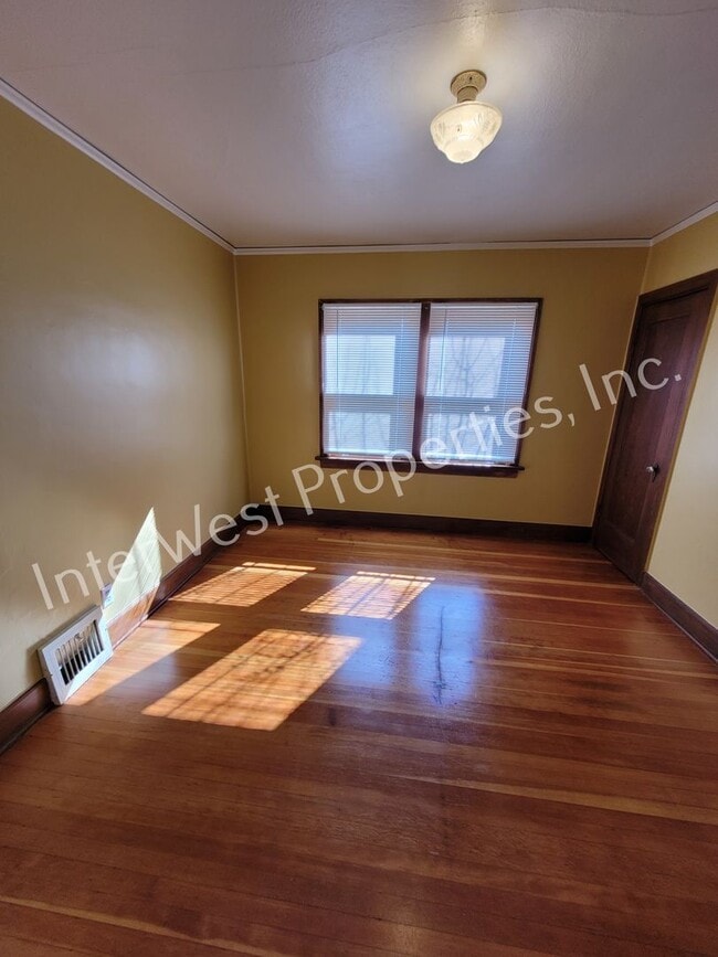 Building Photo - ADORABLE 2 BEDROOM HOUSE IN NORTH PORTLAND WITH LARGE BACK YARD & 2 CAR GARAGE!