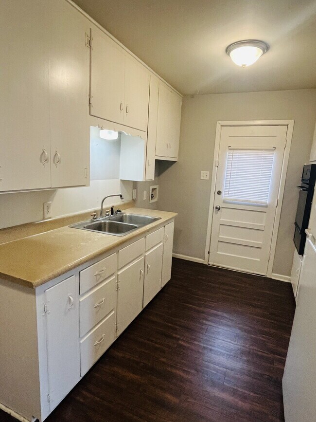 Building Photo - Cute 2 Bedroom Duplex