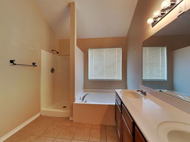 Building Photo - *No App Fee.*$1,000 off First Month* move ...