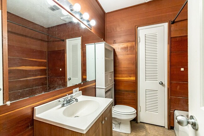 Building Photo - Large 2 story Home
