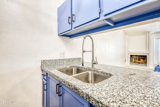 Building Photo - 630 White Cliffs Dr
