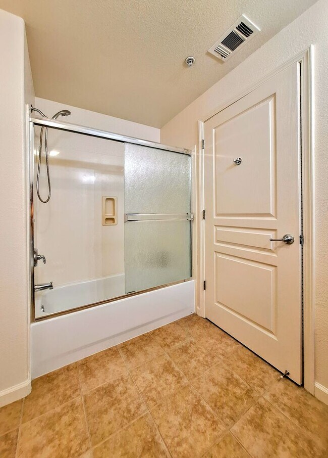 Building Photo - Beautiful 2bd Condo In Gated Community With Pool, Gym, and In-unit Laundry!