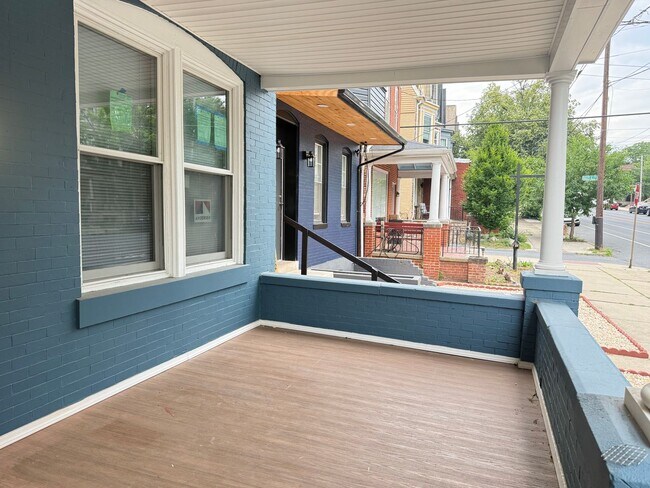 Building Photo - Newly Renovated 3 Bedroom 2 Bathroom Apartment in Prime Location - Washer/dryer in unit!