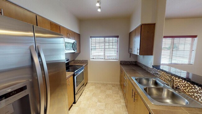 Building Photo - Perfect For Nursing Student - Beautiful Condo w/ Garage. Close To St. Vincents Hospital