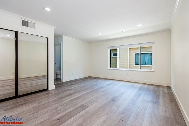 Building Photo - Beautiful Townhouse | Desirable Location
