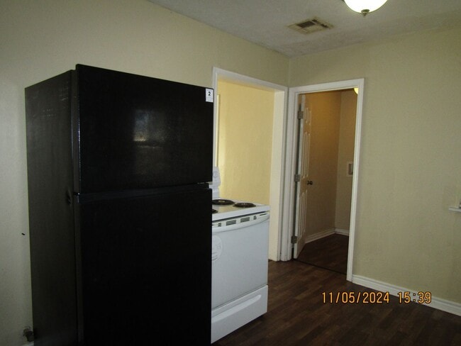 Building Photo - Very nice updated home! Half month rent free($362.50) on the 2nd full month's rent