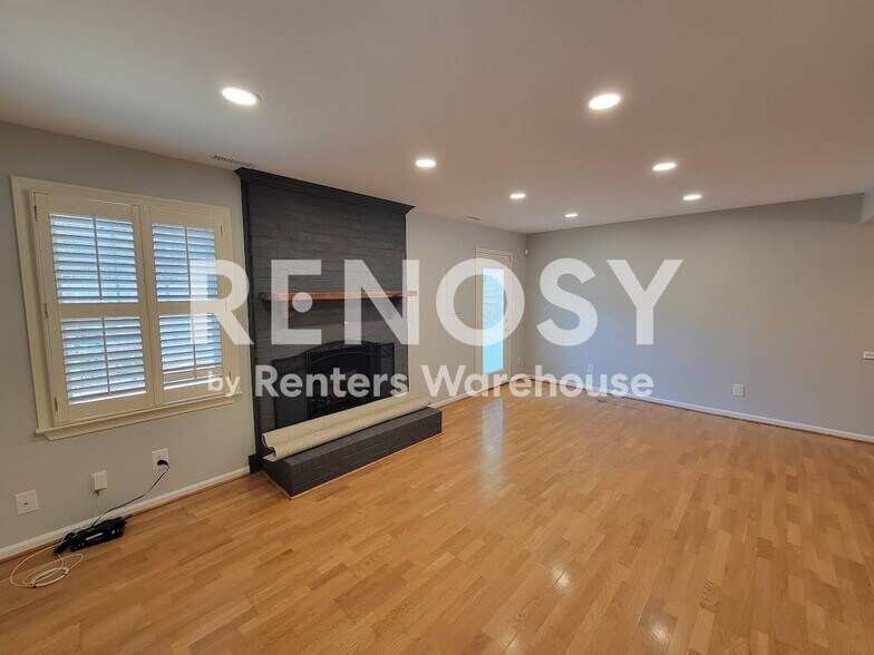 Building Photo - 914 Wildwood Square Ct