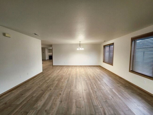 Building Photo - Updated 3 bed, 2 ba w/Oversized Covered Patio