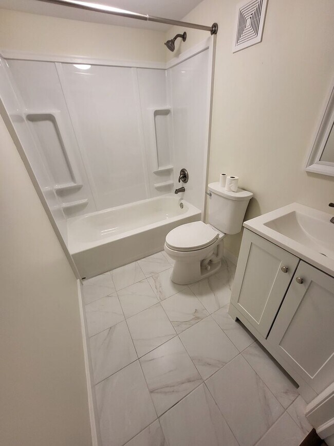 Building Photo - 3 Bed w/ Finished Basement