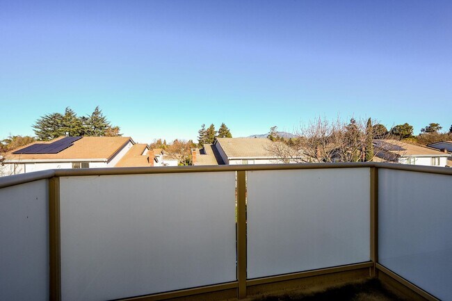 Building Photo - Update and Move-In Ready, 2BD/2BA, End-Unit Upper-Level Condo in Fostoria Terrace- DANVILLE