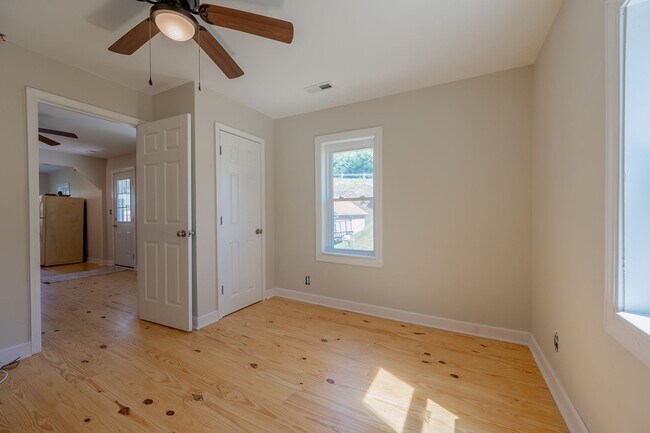 Building Photo - Charming updated 2 bedroom 1 bath home in Narrows VA