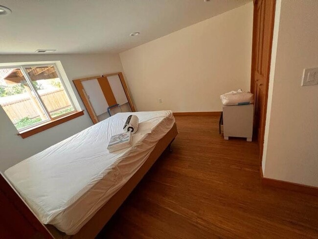 Building Photo - Lake city