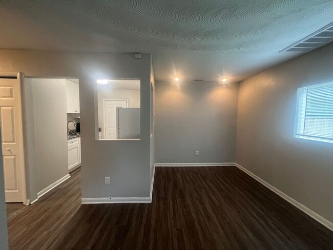 Building Photo - 615 Queens View Ct
