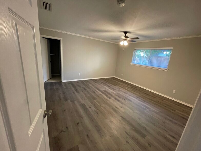 Building Photo - 807 Rush Creek Dr