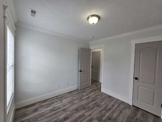 Building Photo - "Charming 3-Bedroom Retreat with Granite Finishes & Cozy Fireplace in Jacksonville!"