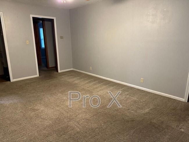 Building Photo - 902 N Grand St