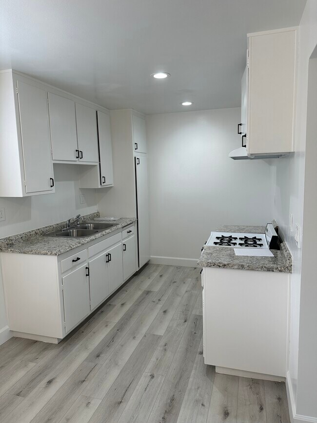 Primary Photo - 3020-4 Quartz Lane