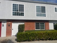 Building Photo - 4 bedroom 2.5 bath Townhouse style condo i...