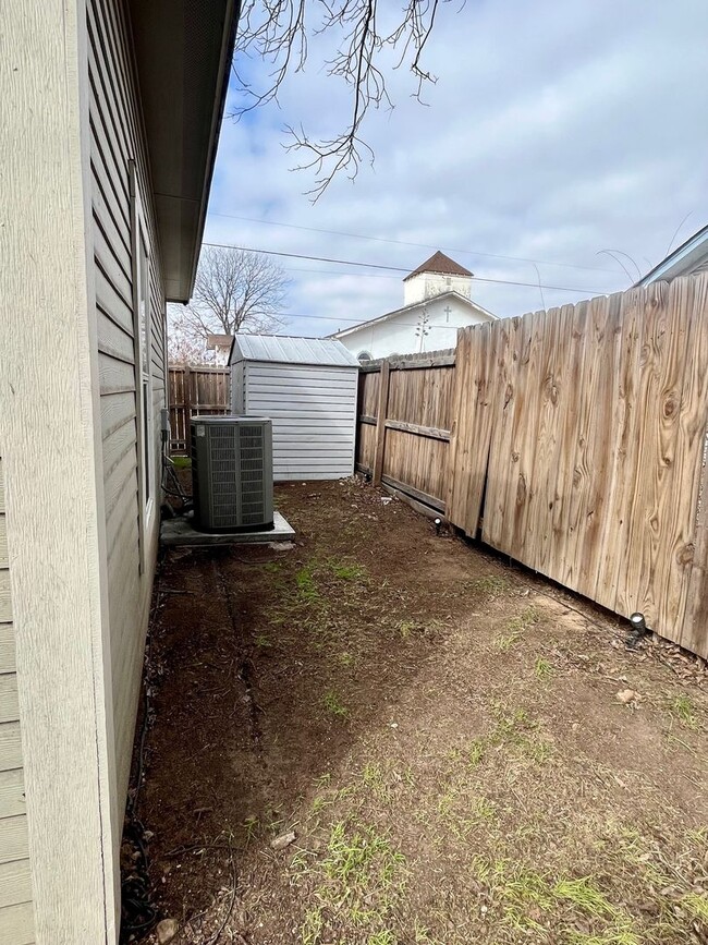 Building Photo - 3/2 Single Story Conveniently Located to D...
