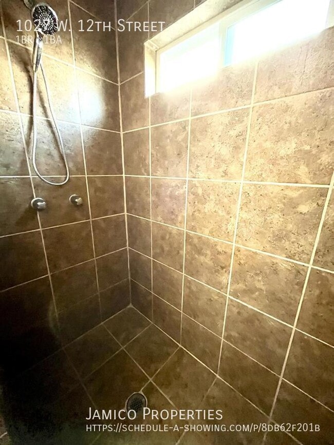 Building Photo - 1027 W 12th St