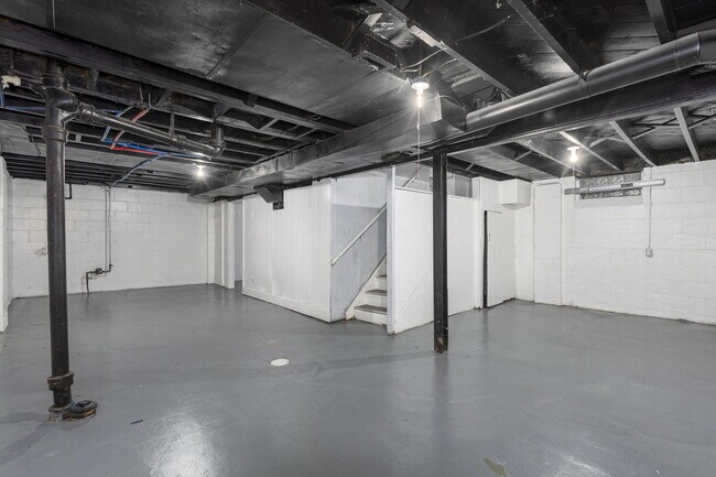 Building Photo - 13881 Carlisle St