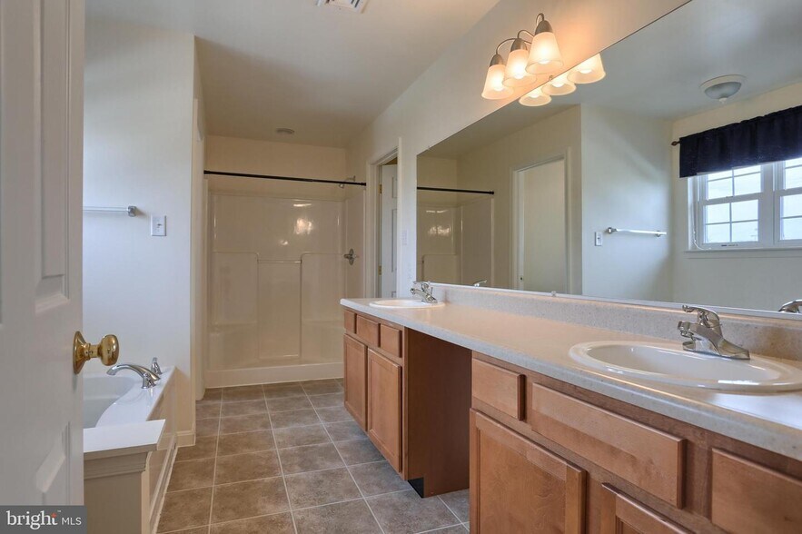 Building Photo - 150 Merlin Dr