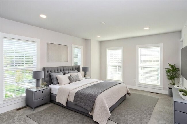 Building Photo - 701 Halcyon Ln