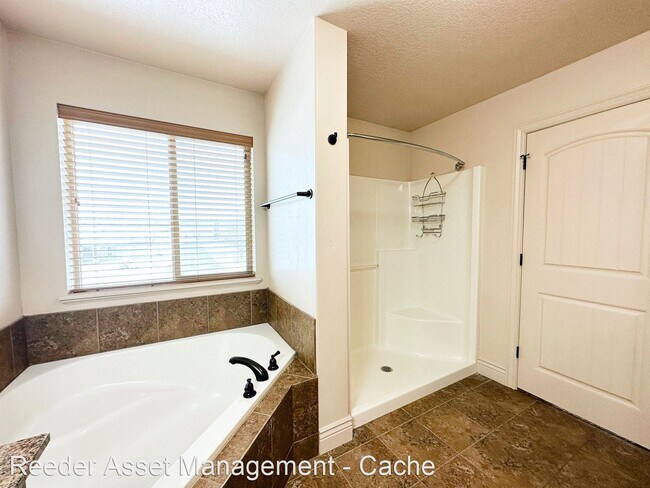 Building Photo - 3 br, 2.5 bath House - 141 East 620 South