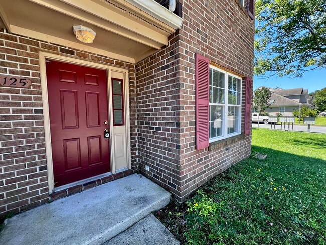 Building Photo - Newly remodeled 3 bed 2.5 bath townhome in...