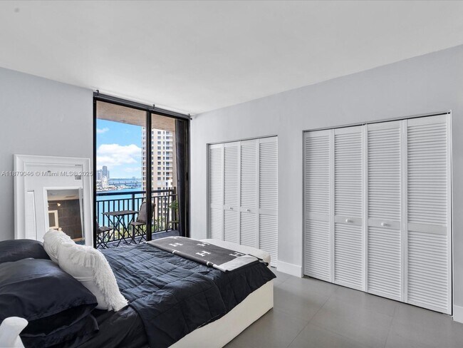 Building Photo - 540 Brickell Key Dr