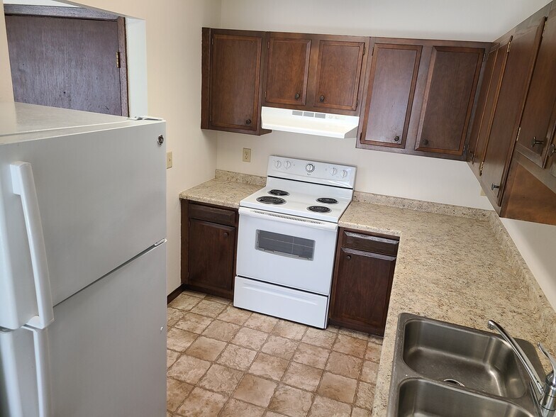 Kitchen - 626 2nd Ave E