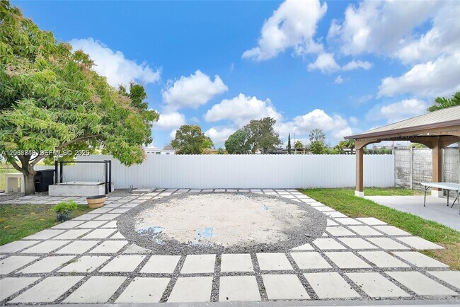 Building Photo - 756 W 53rd St