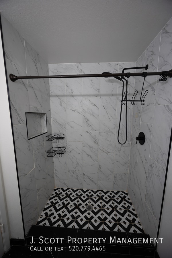 Building Photo - 1618 E Dunbar Dr