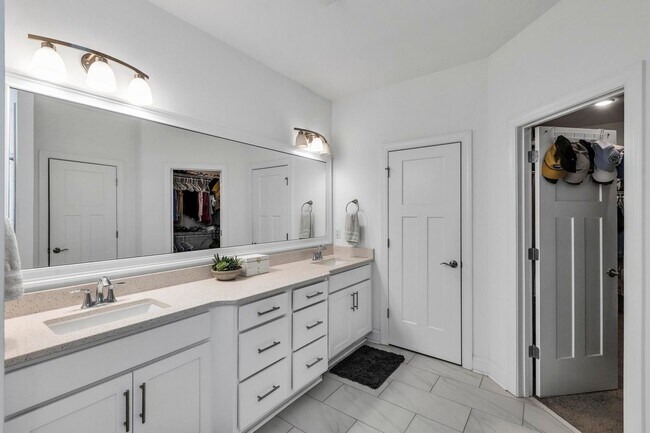 Building Photo - Move in Special!!! $500 off first months r...