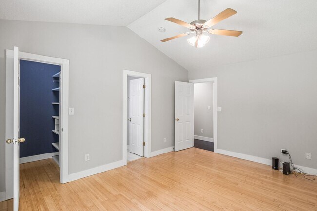 Building Photo - 1000 Meadowgreen Dr