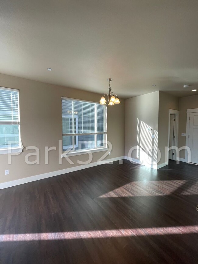 Building Photo - 3 Bedroom Townhouse in Olympia