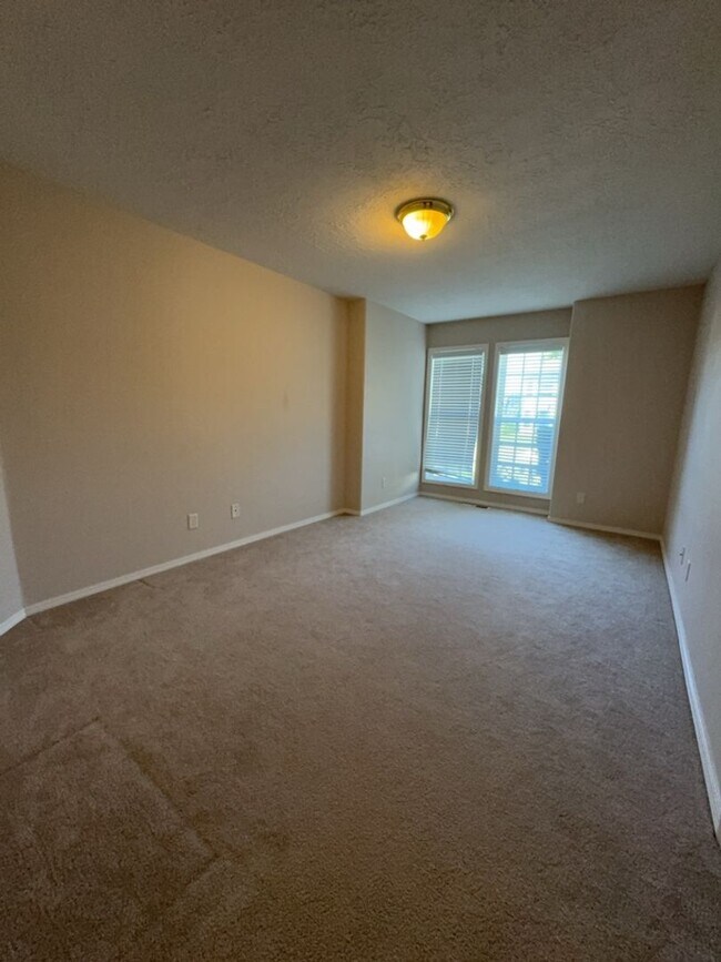 Building Photo - Three Bedroom, Two Bath in the Vineyards N...