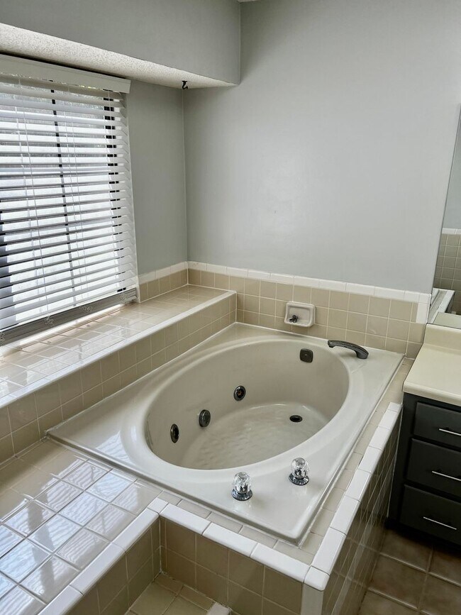 Building Photo - 3/2 with fenced in yard!