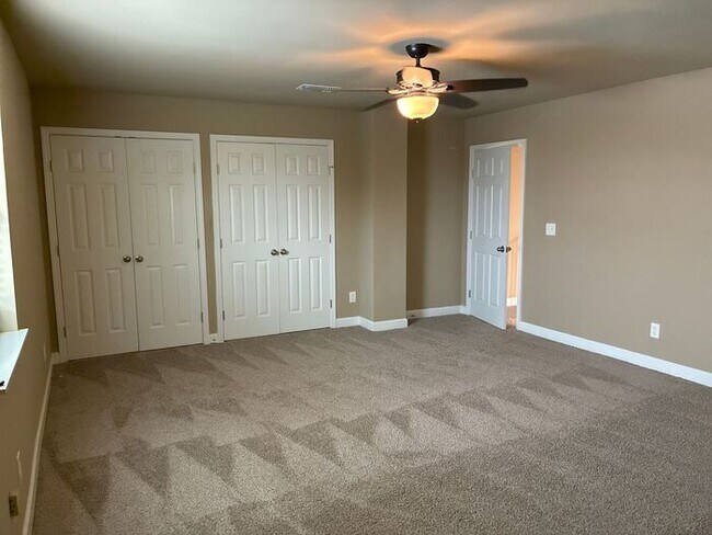 Building Photo - 5BR/3BA w/ Front Yard + Assigned Parking in Kingsbury, TX