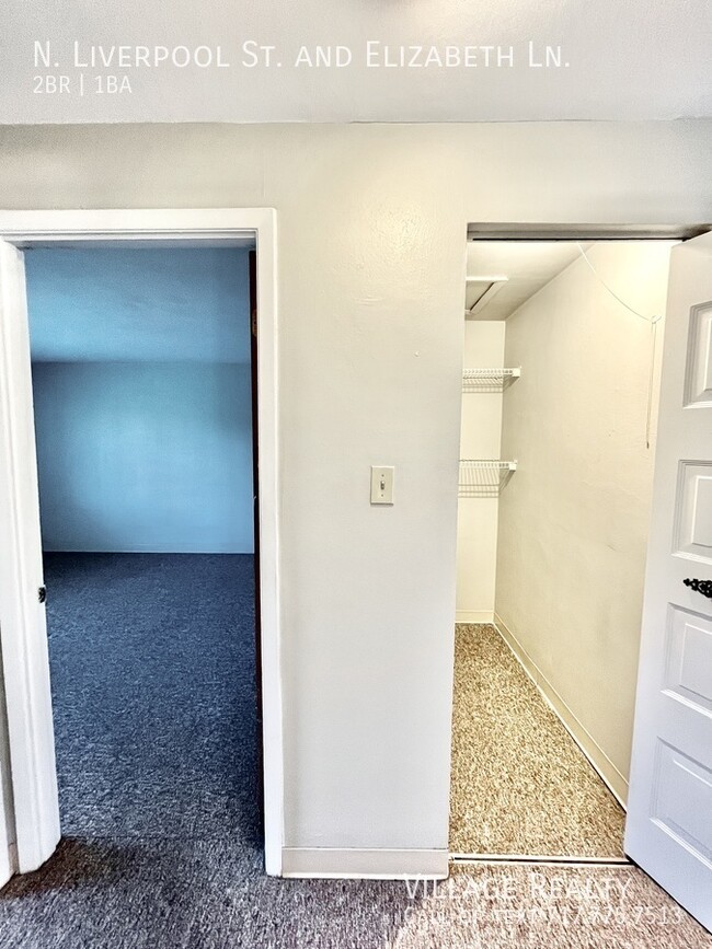 Building Photo - Few Steps! Top floor! Affordable 2-Bed wit...