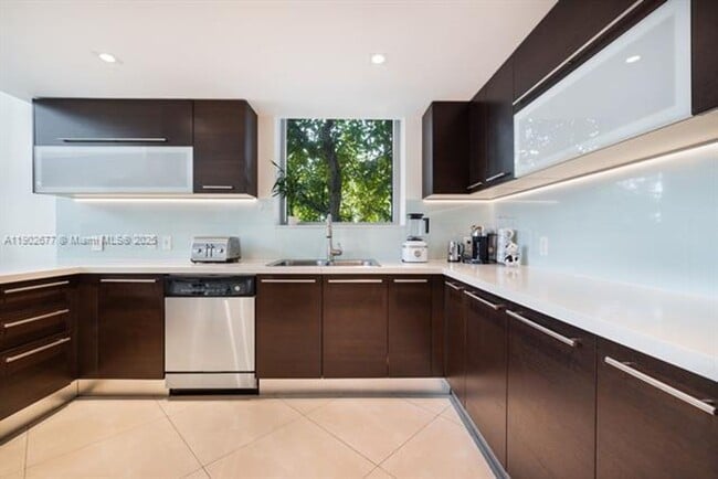 Building Photo - 7928 East Dr