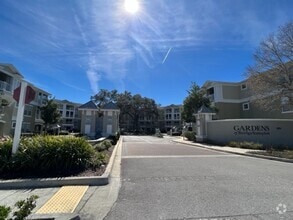 Building Photo - 2 Bedroom - 1 Bathroom - Gardens of Bridge...