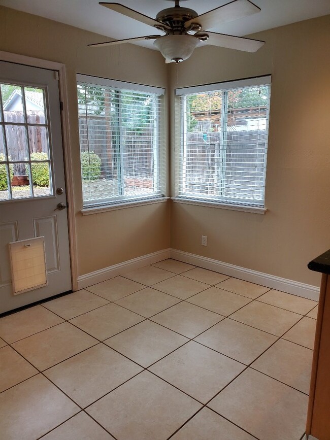 Building Photo - Beautiful 3 bd 2 bath house in Carmichael