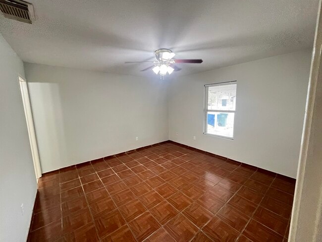 Building Photo - 11815 Mohawk Dr