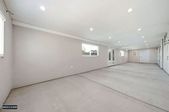 Building Photo - 2013 Las Verdes St