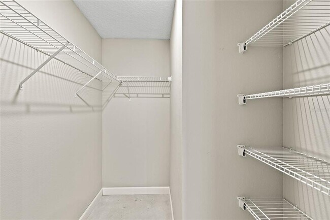 Building Photo - 921 E Clifford Ave