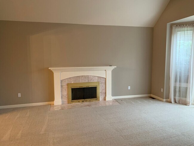 Building Photo - Location location 4 bedroom, 2.5 bath in t...